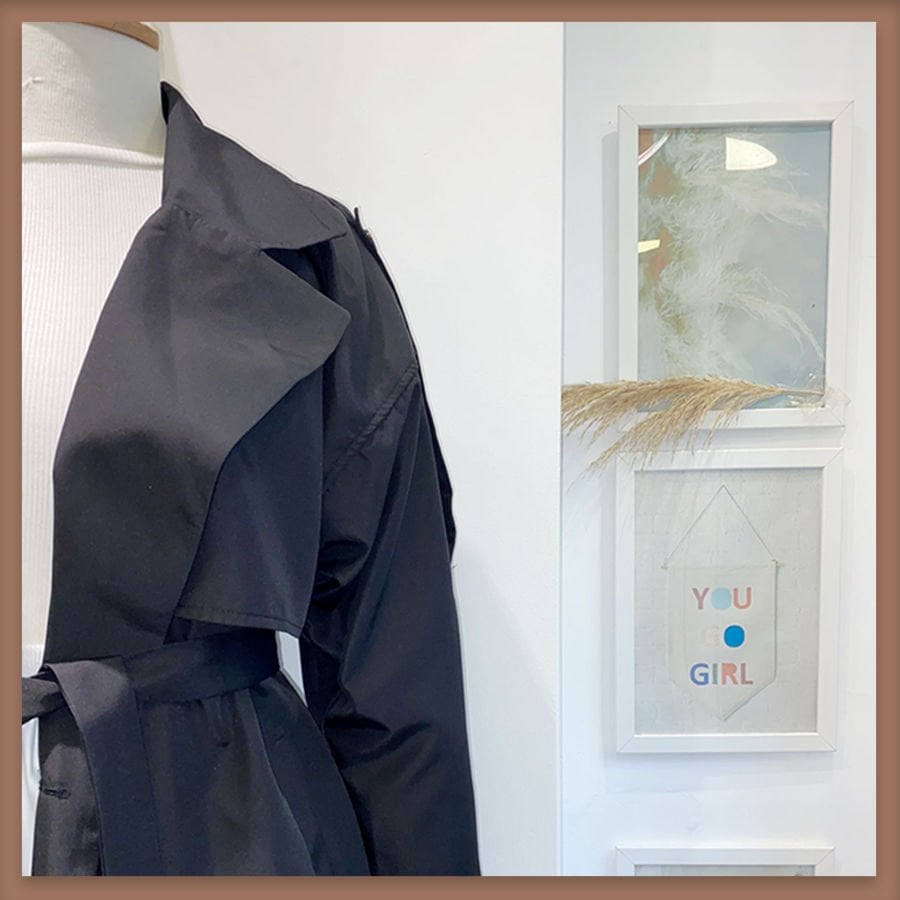 Siyah omuz detaylı chaud trençkot