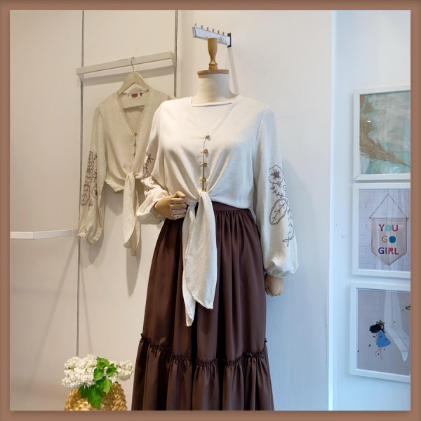 Kolları Nakışlı Bağlamalı Krem Gömlek