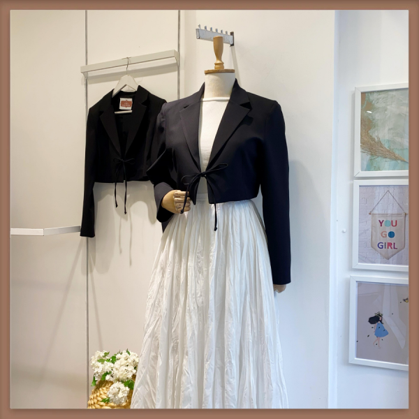 Siyah Bağcık Detaylı Kısa Ceket