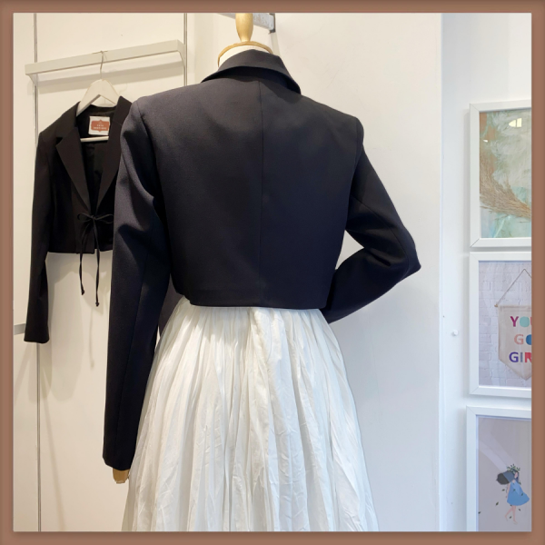 Siyah Bağcık Detaylı Kısa Ceket