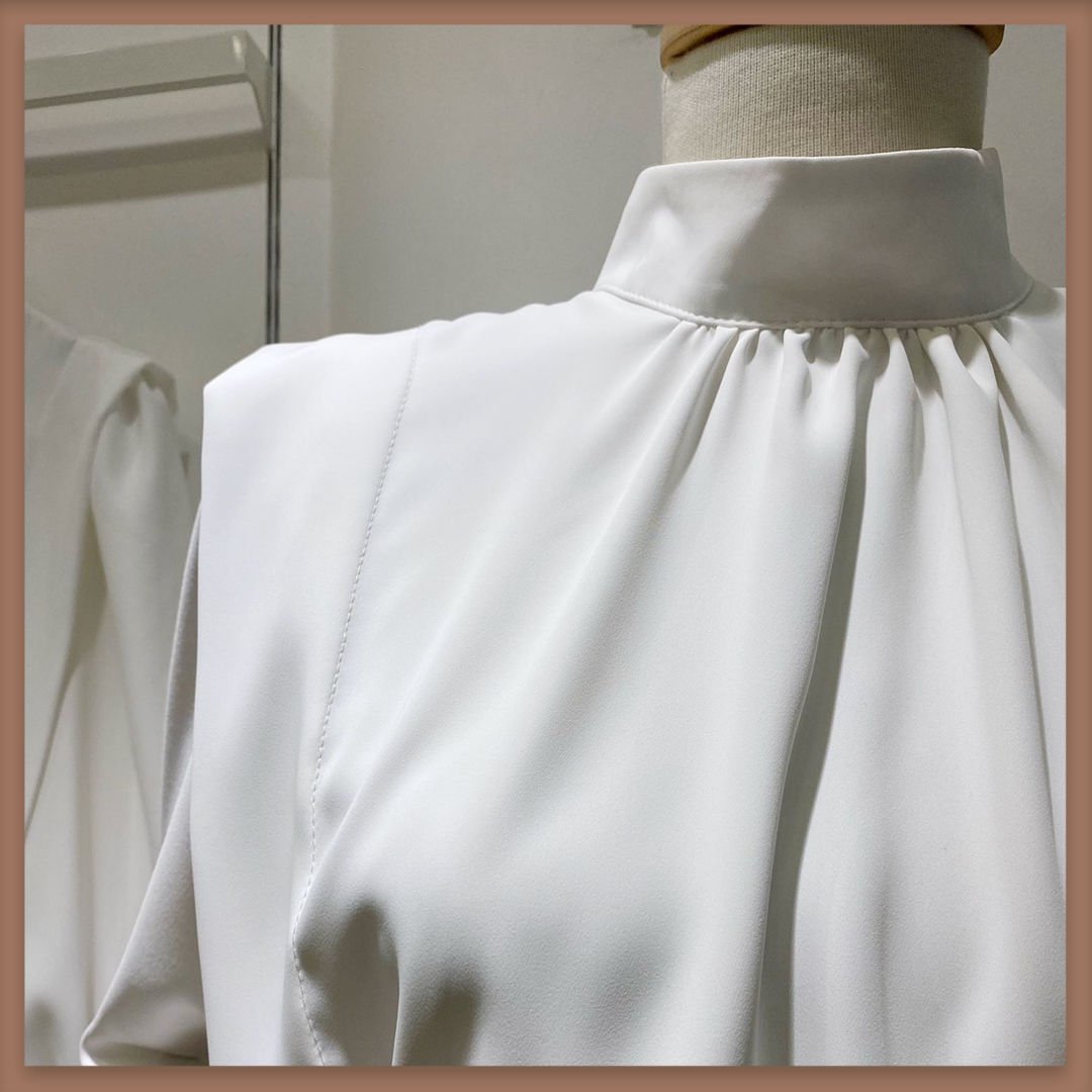 OMUZ DETAYLI BEYAZ GÖMLEK