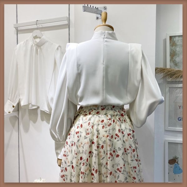 OMUZ DETAYLI BEYAZ GÖMLEK