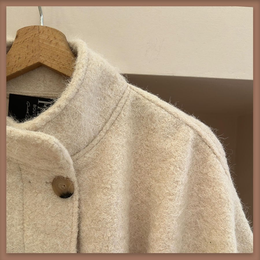 Ekru deri kemerli yün pelerin ceket