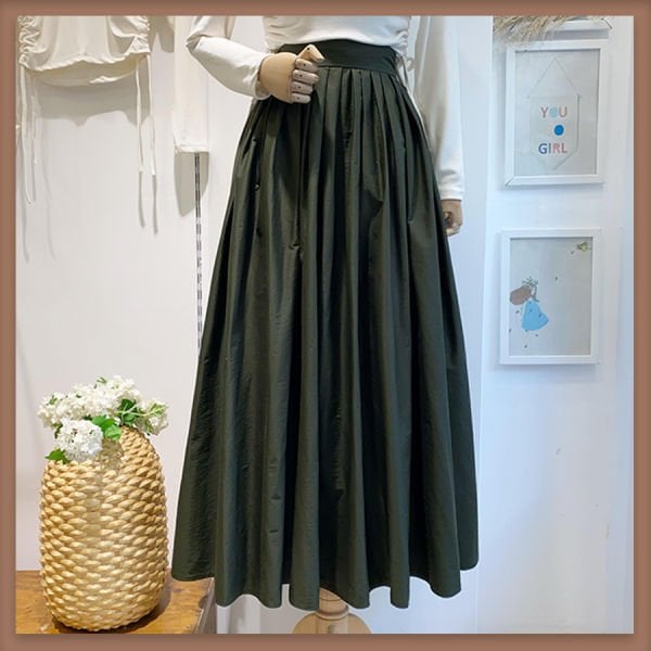 Khaki green pleated skirt in porsh fabric