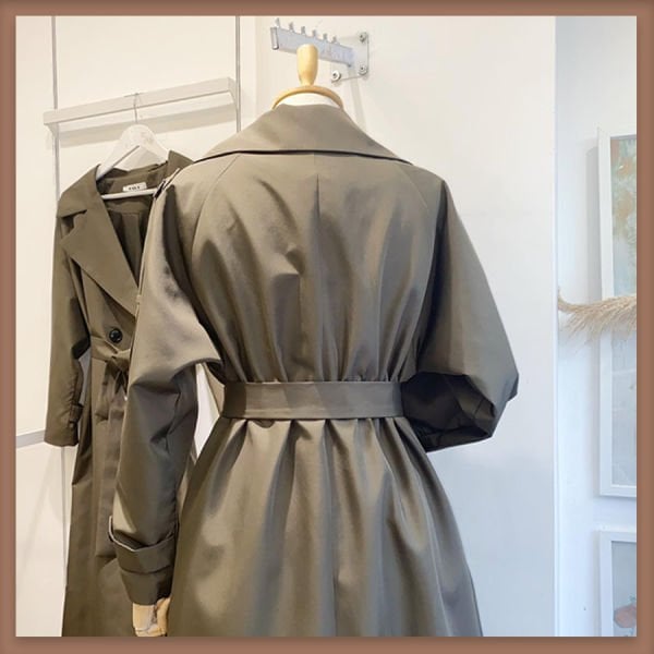 Khakigrüner Mantel Modell Trenchcoat