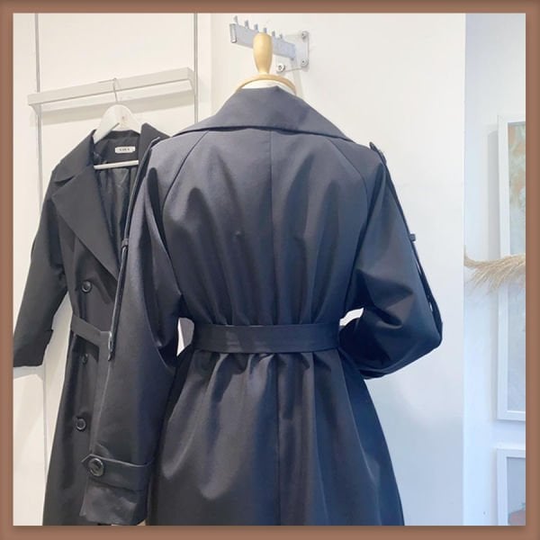 Schwarzer Mantel, Modell Trenchcoat