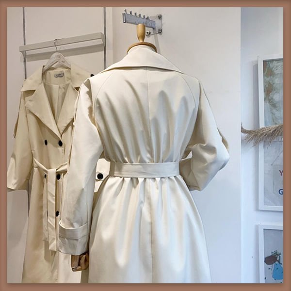 Ecrufarbener Trenchcoat, Modell Mantel