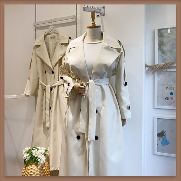 Ecrufarbener Trenchcoat, Modell Mantel