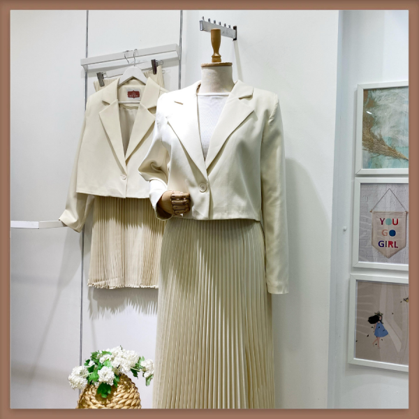 Krem Tek Düğme Ceketli Eteği Piliseli Takım