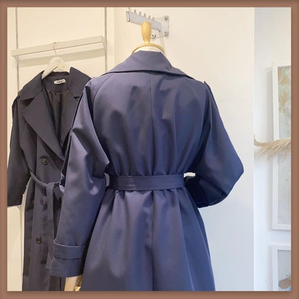 Marineblauer Mantel, Modell Trenchcoat