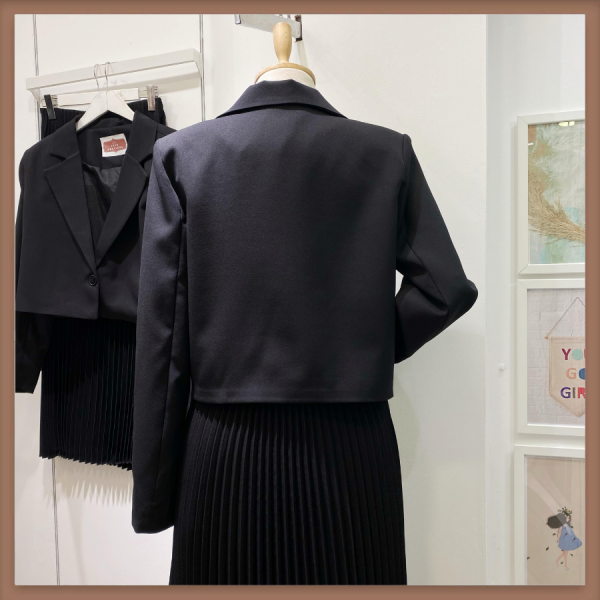 Siyah Tek Düğme Ceketli Eteği Piliseli Takım