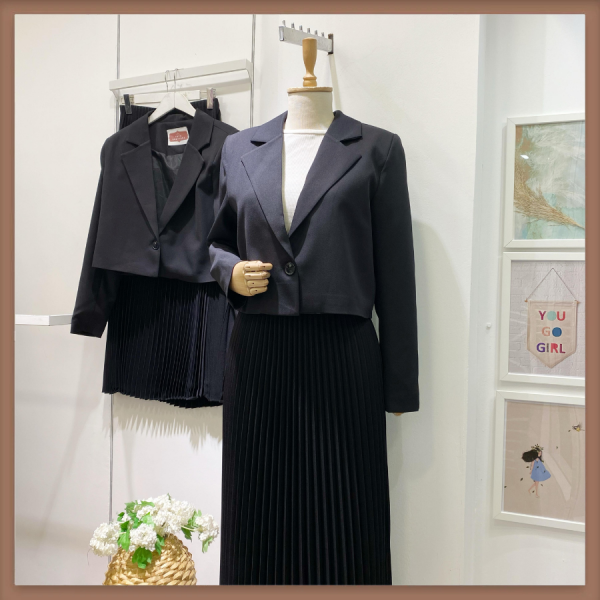 Siyah Tek Düğme Ceketli Eteği Piliseli Takım