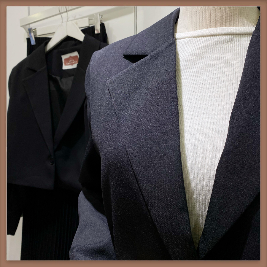 Siyah Tek Düğme Ceketli Eteği Piliseli Takım