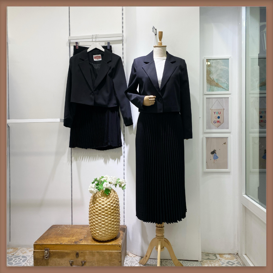 Siyah Tek Düğme Ceketli Eteği Piliseli Takım