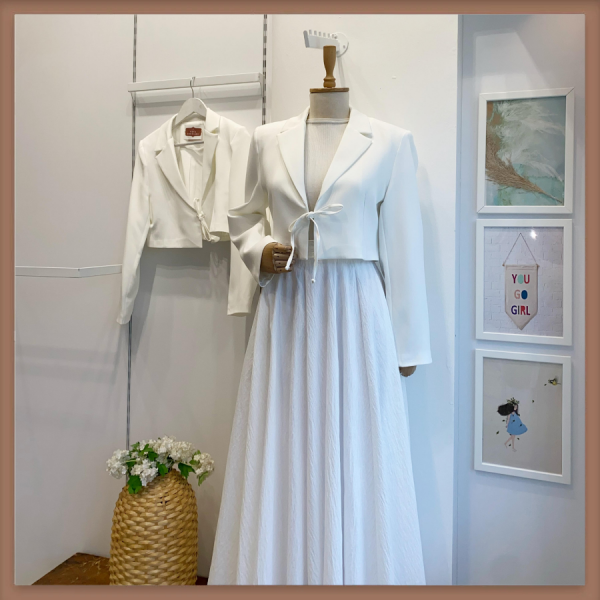 Beyaz Bağcık Detaylı Kısa Ceket