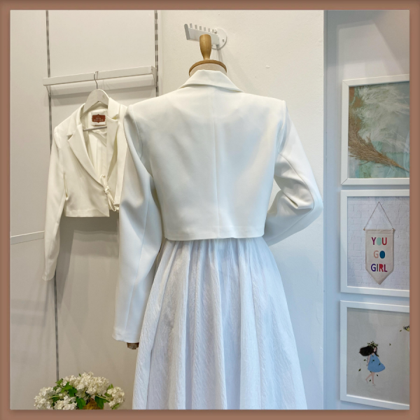 Beyaz Bağcık Detaylı Kısa Ceket