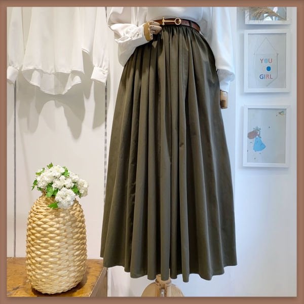 Khakigrüner Faltenrock mit Gürtel