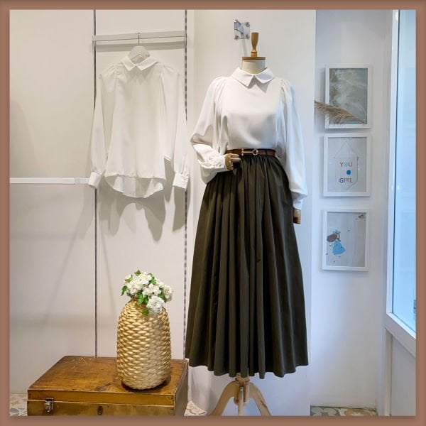 Khakigrüner Faltenrock mit Gürtel