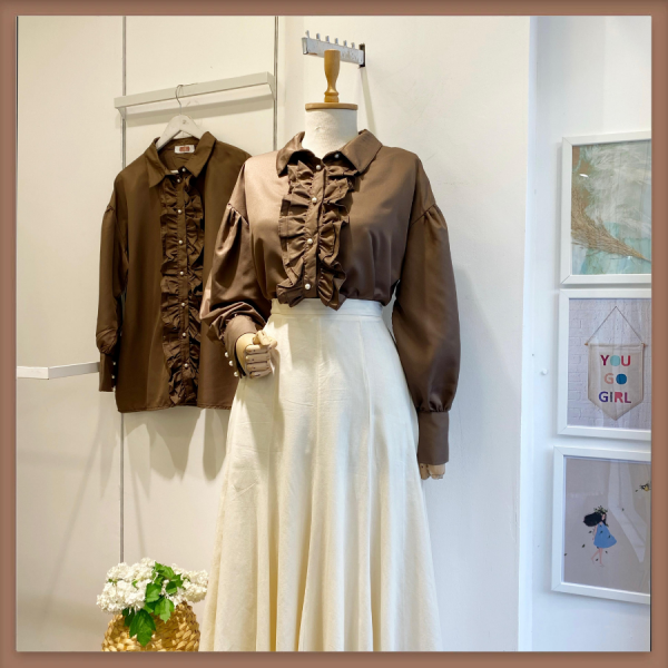 Kahverengi İnci Düğmeli Volanlı Gömlek