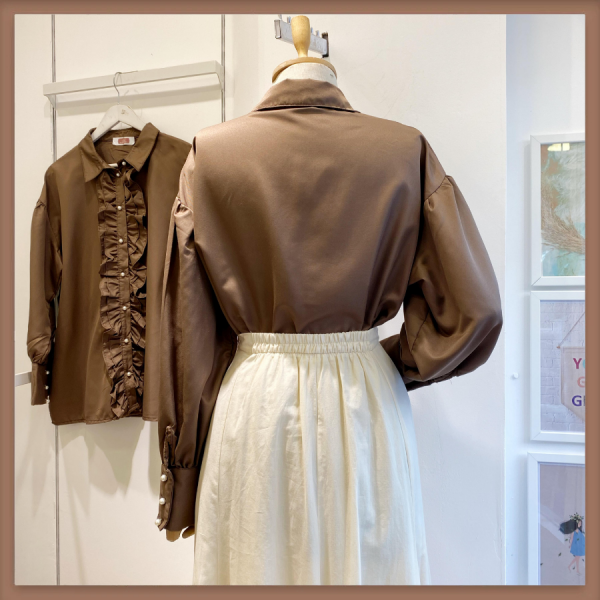 Kahverengi İnci Düğmeli Volanlı Gömlek