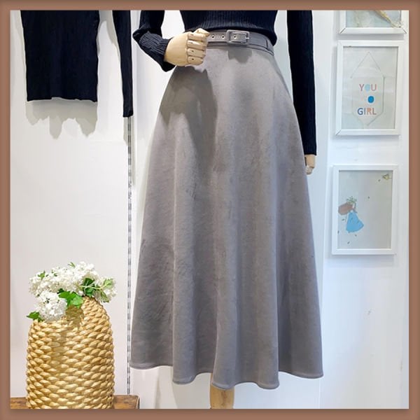 Grauer Wildlederrock mit Gürtel