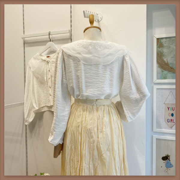 Beyaz Geniş Yakalı Strawberry Gömlek