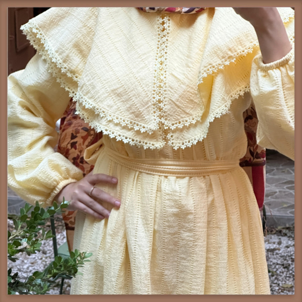 Faya Girls x Pelerin Yakalı Sarı Gofre Elbise