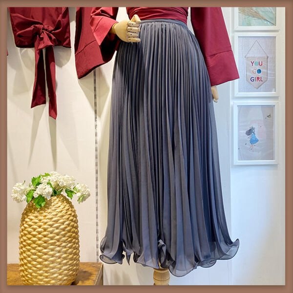 Grauer Faltenrock aus Chiffon