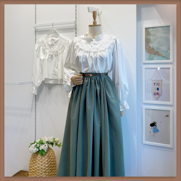 Üç Boyutlu Çiçek İşlemeli Beyaz Gömlek