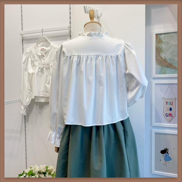 Üç Boyutlu Çiçek İşlemeli Beyaz Gömlek