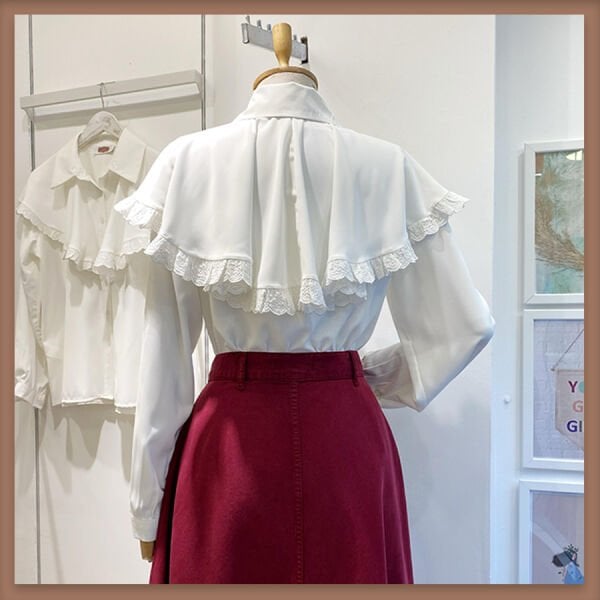 Beyaz fisto şeritli pelerin detaylı gömlek