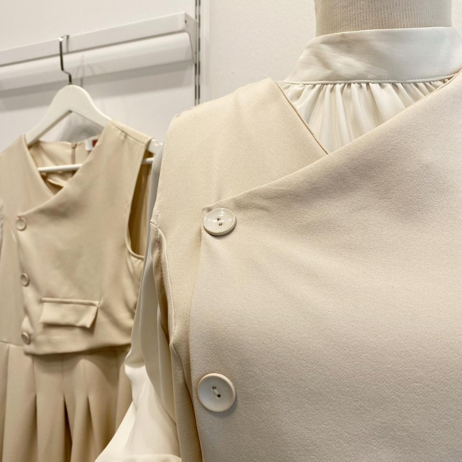 Krem Düğme Detaylı Crep Jile