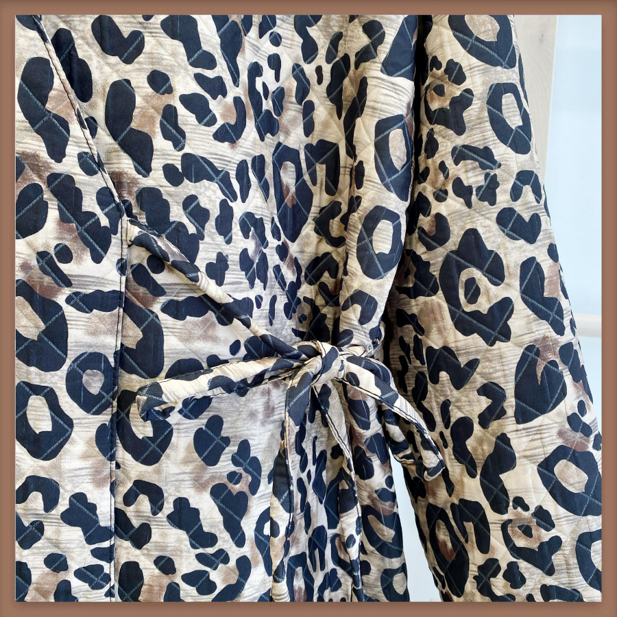 Anvelop Bağcıklı Leopar Desenli Kapitone Ceket