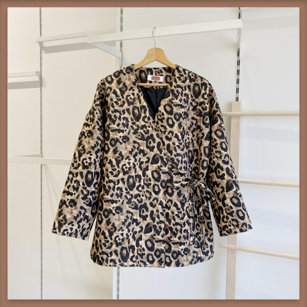 Anvelop Bağcıklı Leopar Desenli Kapitone Ceket