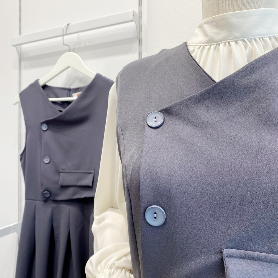 Gri Düğme Detaylı Crep Jile