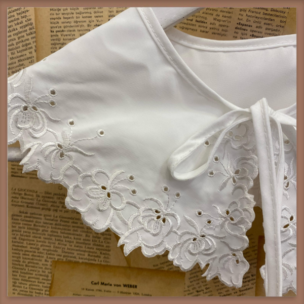 Nakış Çiçek İşlemeli Beyaz Yaka
