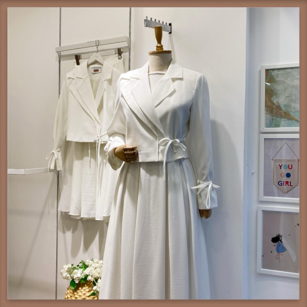 Beyaz Ceketli Nora Takım