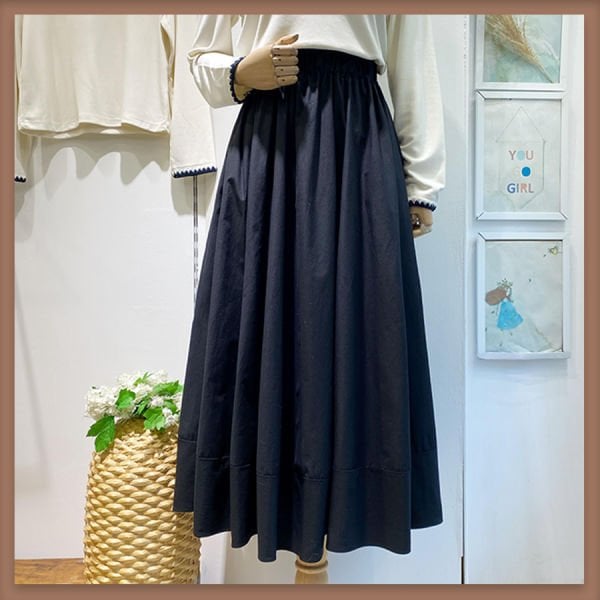 Schwarzer Popeline-Rock mit Nähten