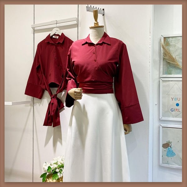 Burgunderfarbenes Popeline-Hemd mit Gürtel der Originalmarke