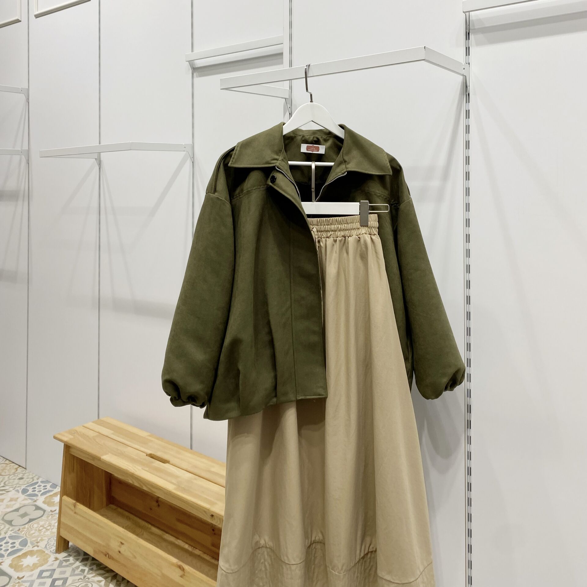 Haki Yeşili Fular Detaylı Süet Bomber Ceket