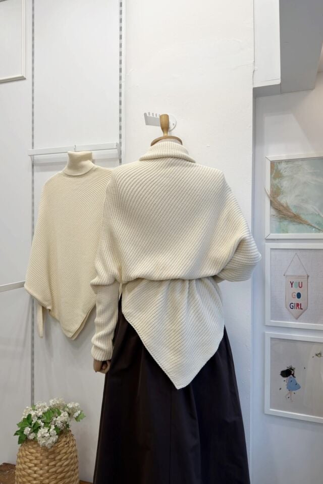 Ekru Asimetrik Kesim Triko Kazak