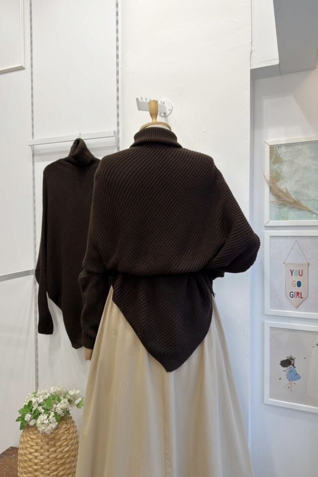 Acı Kahve Asimetrik Kesim Triko Kazak