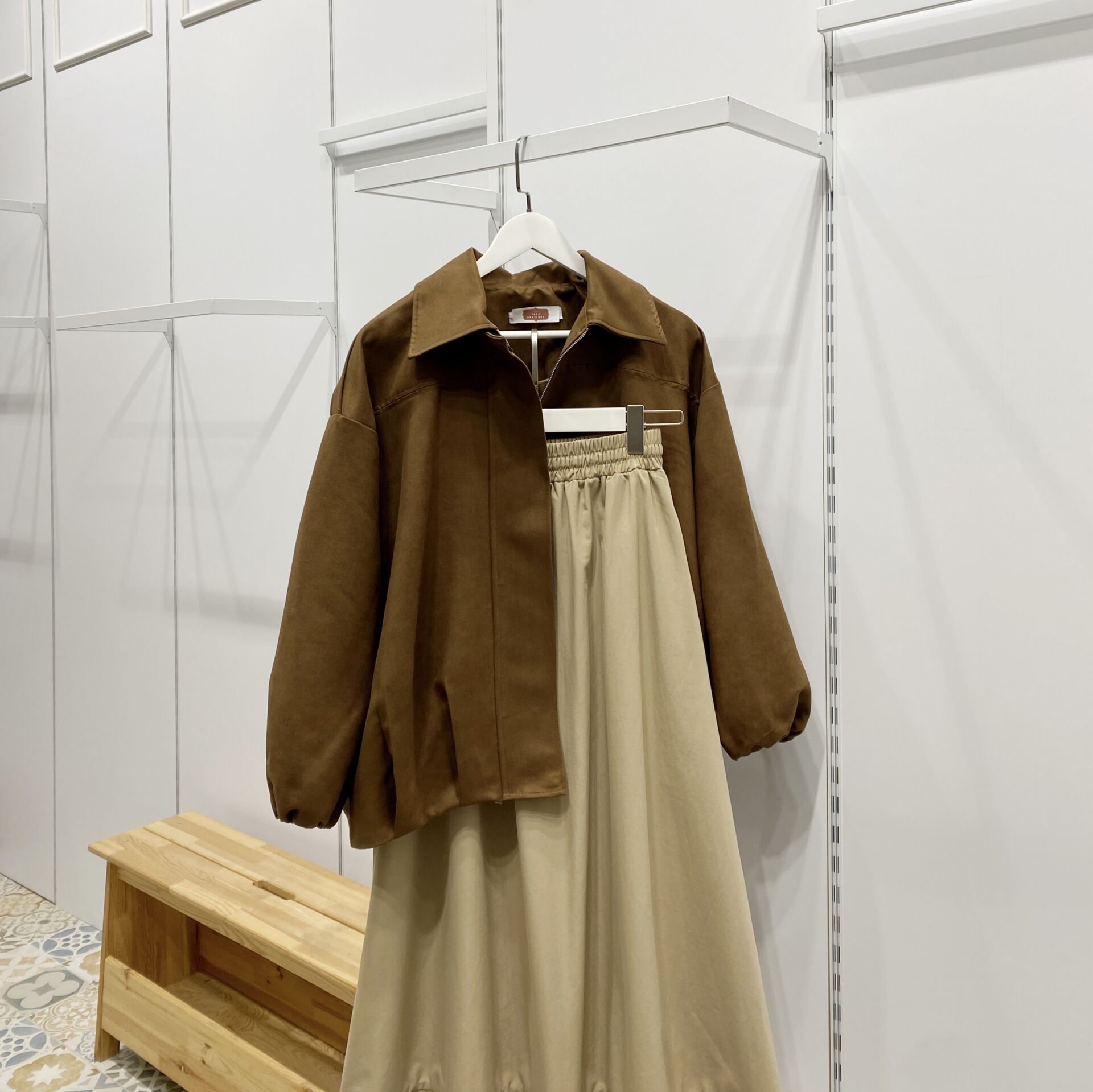 Taba Fular Detaylı Süet Bomber Ceket