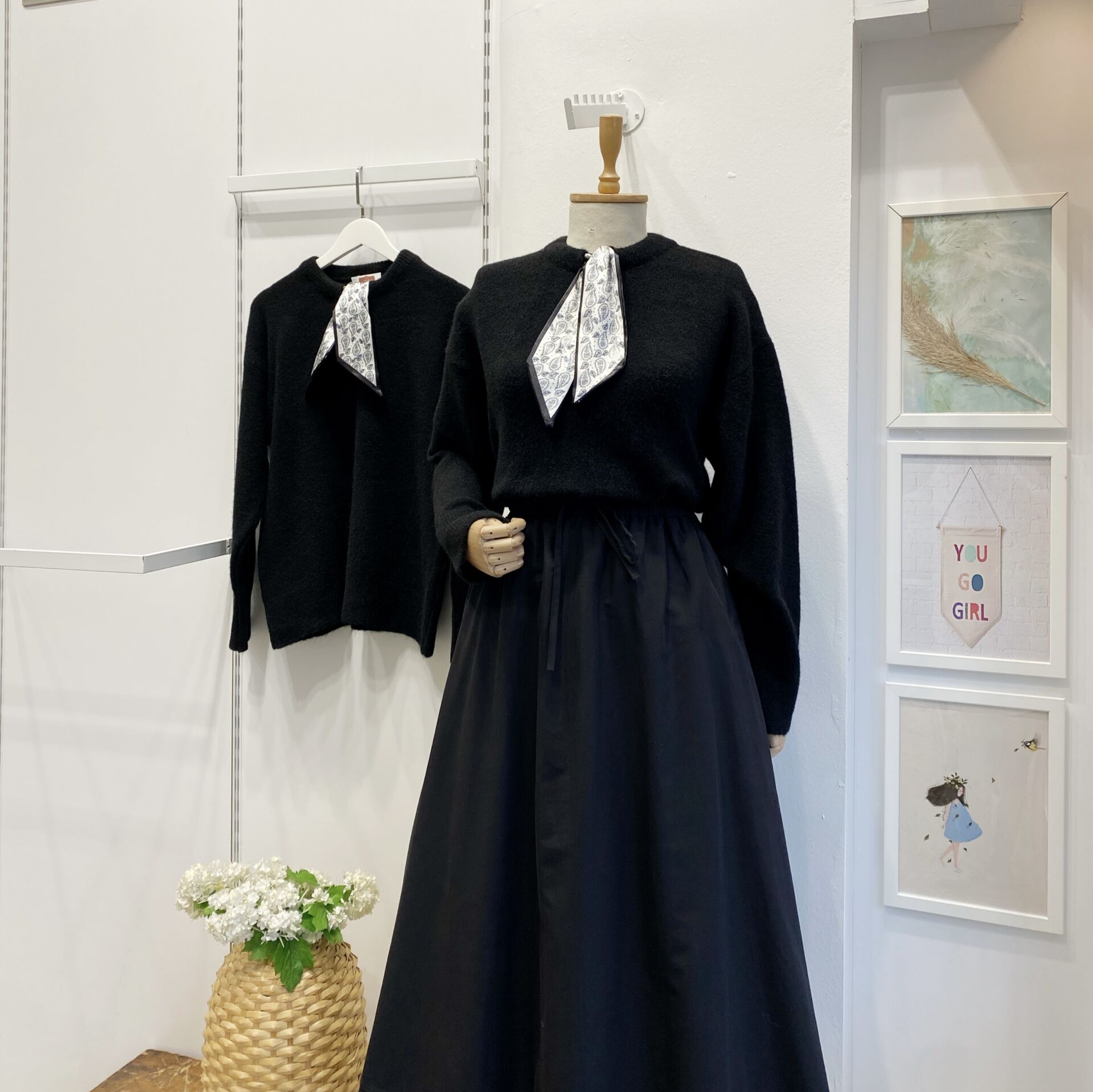 Siyah Fular Detaylı Kazak