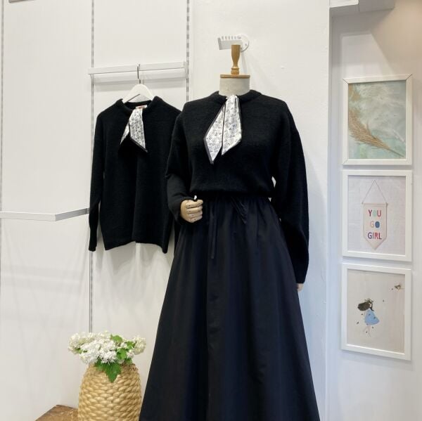 Siyah Fular Detaylı Kazak