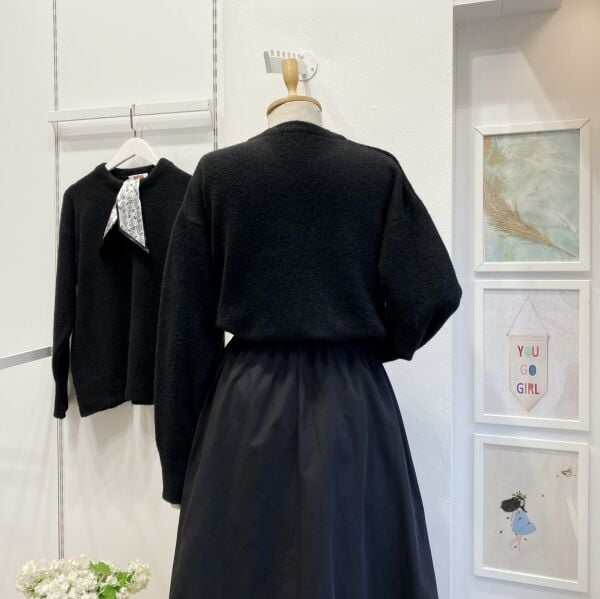 Siyah Fular Detaylı Kazak