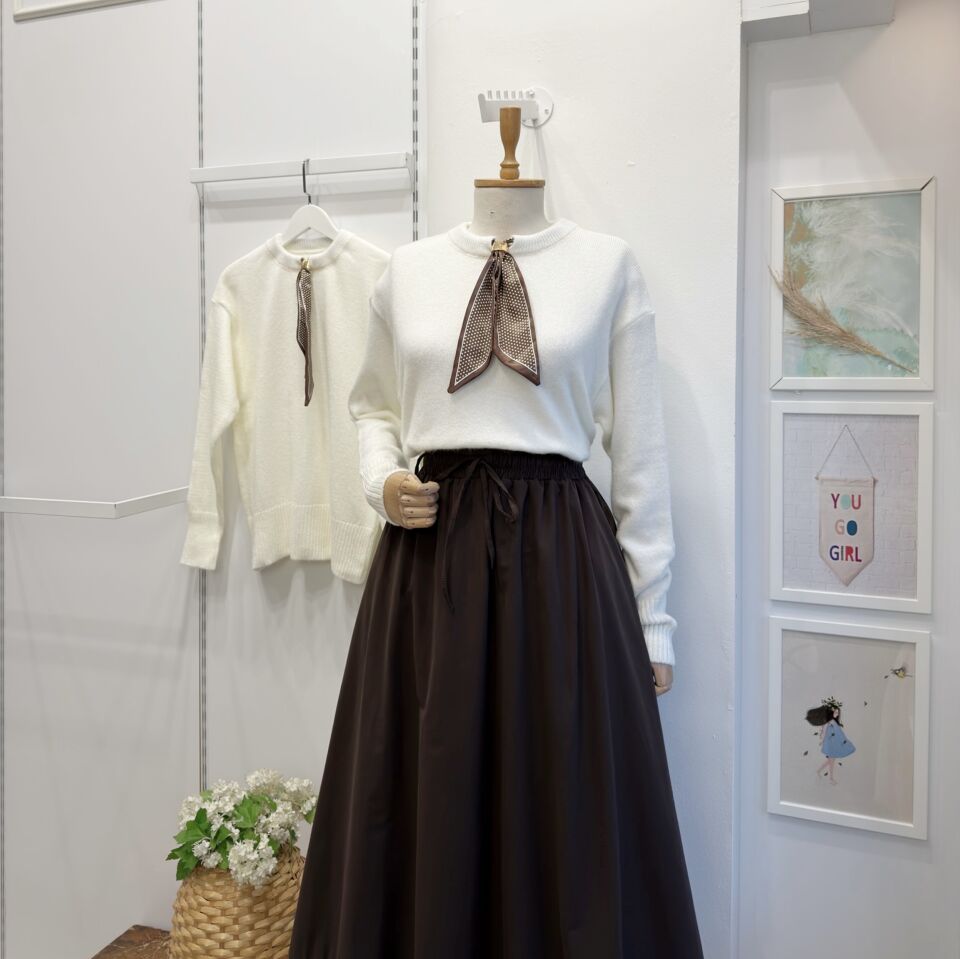 Puantiye Fular Detaylı Beyaz Kazak