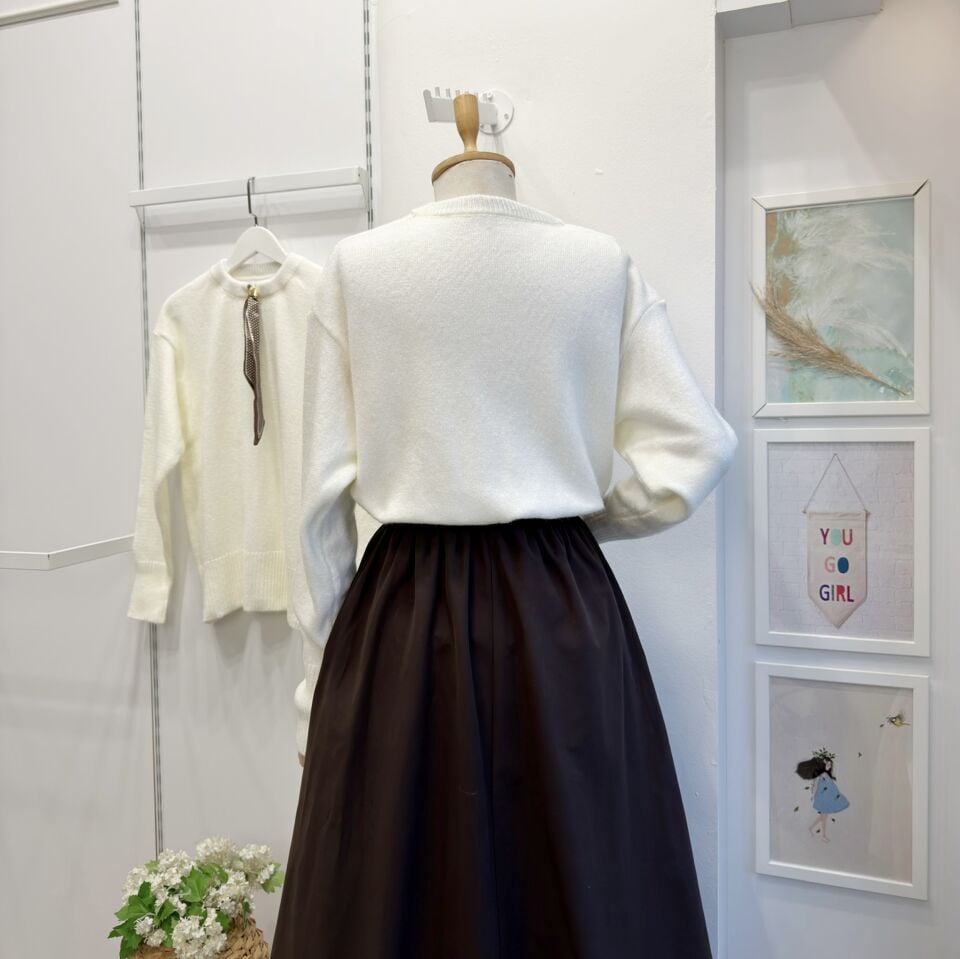 Puantiye Fular Detaylı Beyaz Kazak