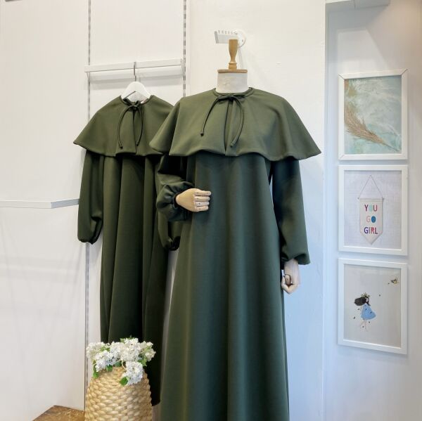 Yeşil Pelerin Eklemeli Osyho Kumaş Elbise