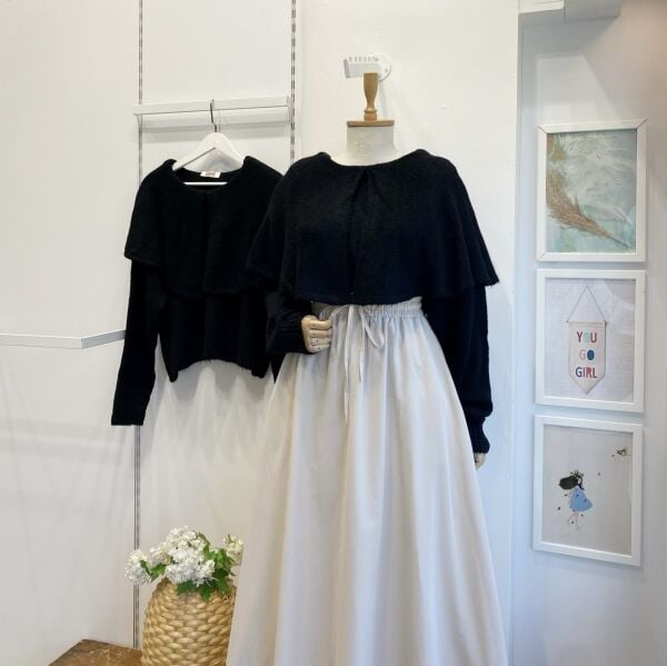 Siyah Yaka Detaylı Triko Kazak